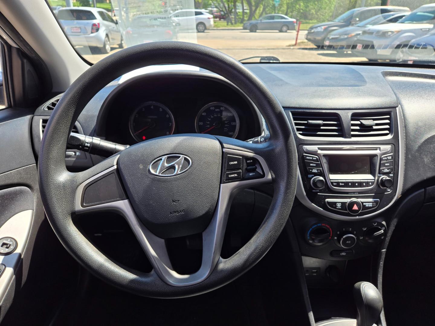 2017 SILVER Hyundai Accent SE 5-Door 6A (KMHCT5AE6HU) with an 1.6L L4 DOHC 16V engine, 6A transmission, located at 503 West Court, Seguin, TX, 78155, (830) 379-3373, 29.568621, -97.969803 - Photo#5